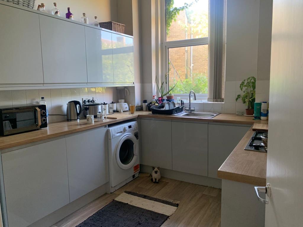 Lot: 140 - SEAFRONT BLOCK OF SIX FLATS ON GOOD SIZE PLOT - Flat one kitchen